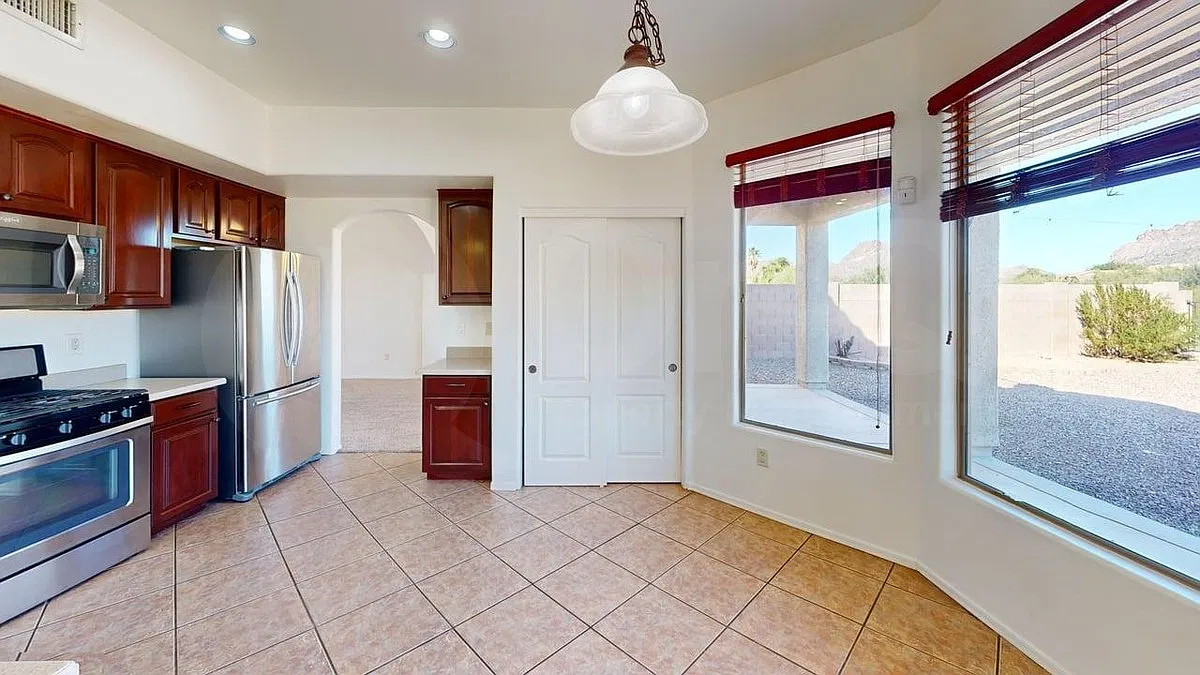 4 bed, 2.5 bath, 2451 sqft, $2,200 — Photo 4
