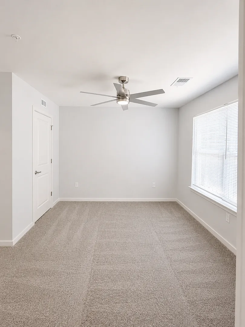 The Lakeview Apartments — Photo 1