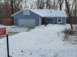 E2307 Woodridge Dr, Waupaca, WI 54981