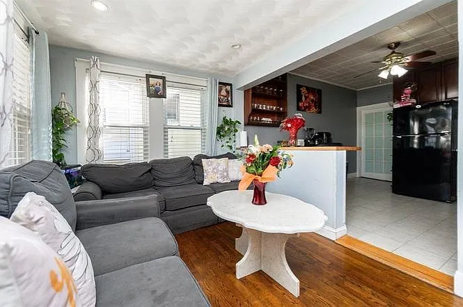 5 bed, 2025 sqft, $4,400 — Photo 4