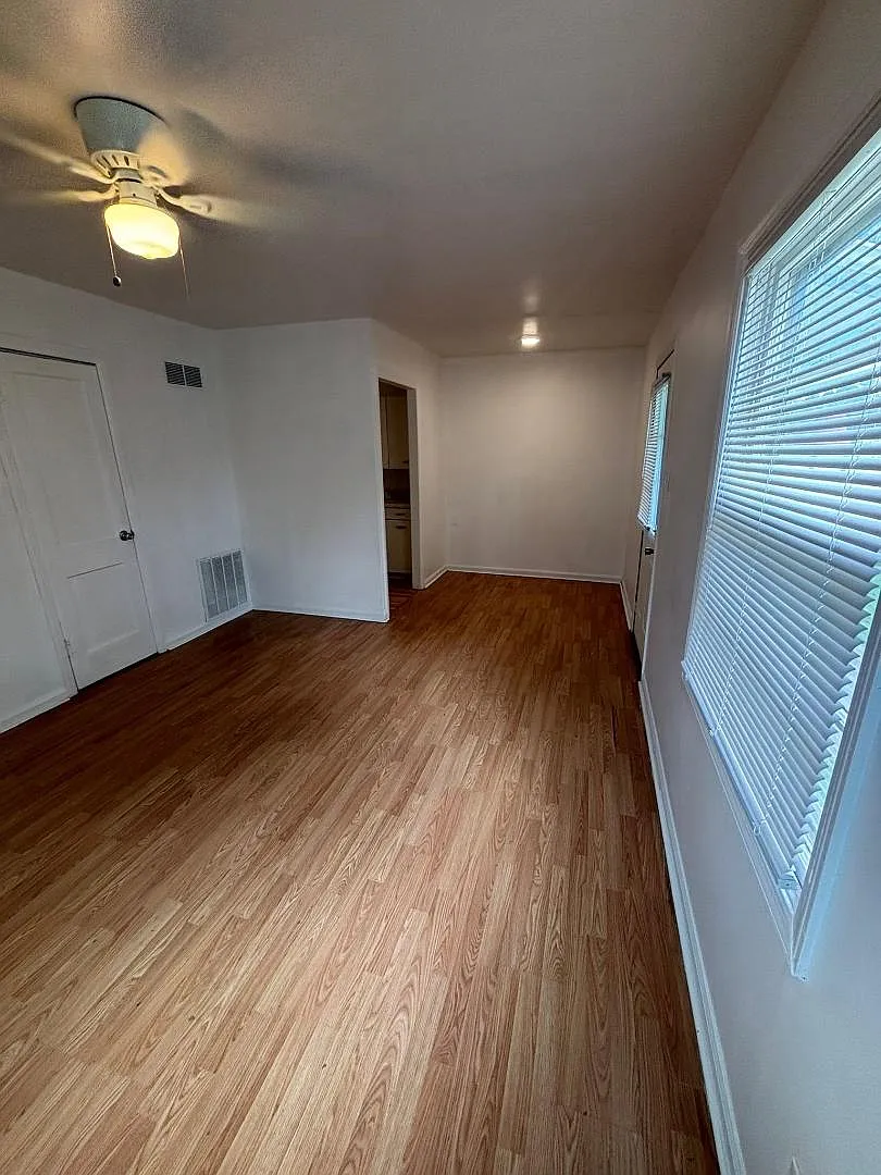 710 Van Buren - 712 — Photo 4