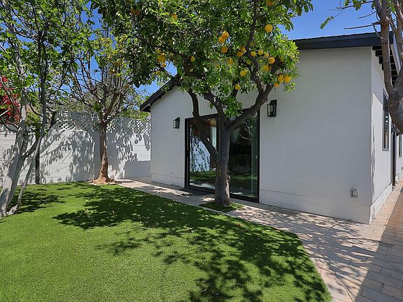 2nd image of 11906 Oxnard St
