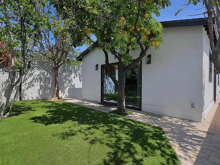 11906 Oxnard St — Photo 2