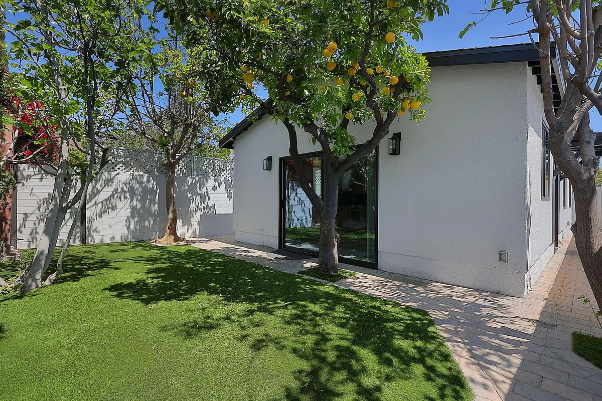 Building Photo - 11906 Oxnard St