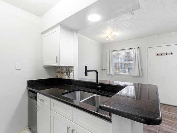4th image of 2401 Manor Rd APT 123