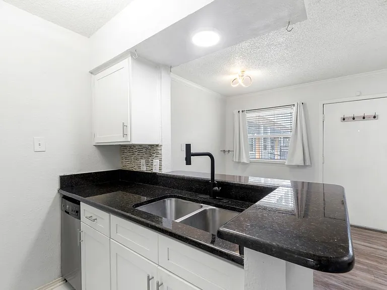 2401 Manor Rd #123 — Photo 4