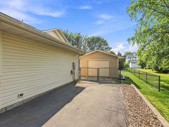 2nd image of 13525 Oakwood Dr