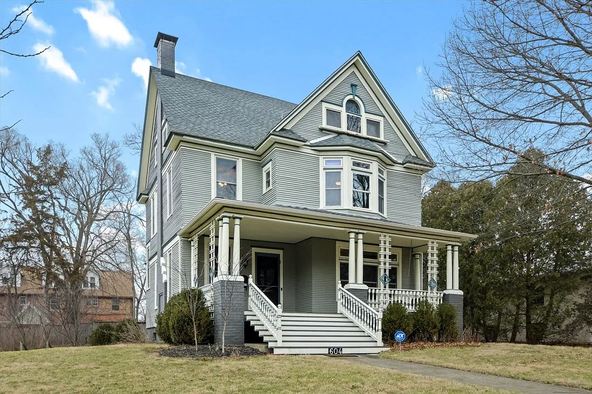 604 E Elm St photo 1