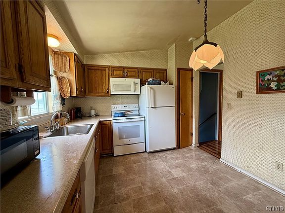 4th image of 27 Meadowbrook Dr