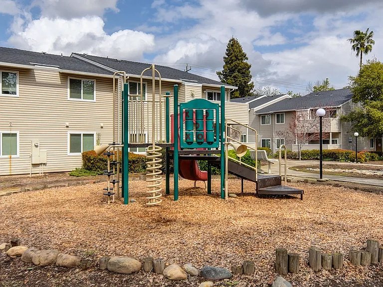 Pepperwood Knoll Apartments — Photo 7