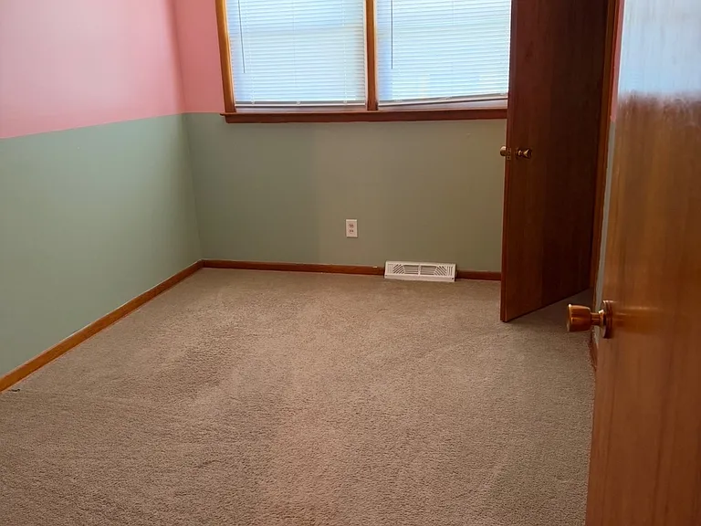 1104 E Walnut St — Photo 6