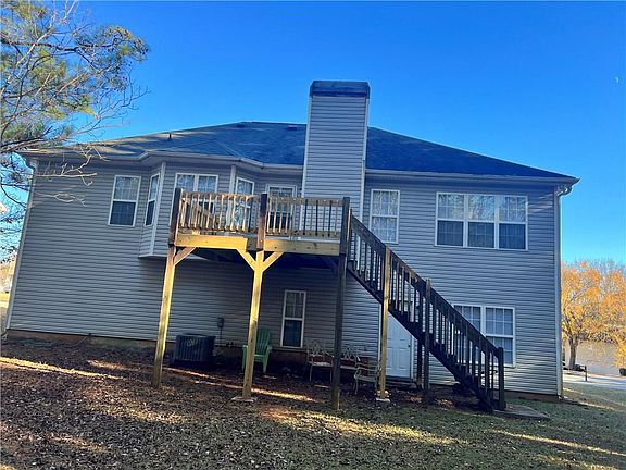 3rd image of 835 Aspen Dr