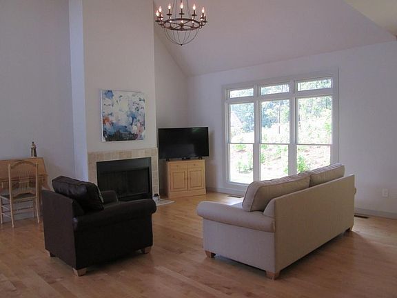 5th image of 76 Black Oak Ln