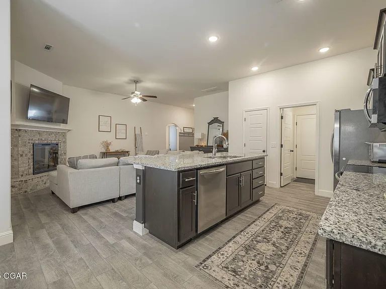 2110 Greystone Sq — Photo 4