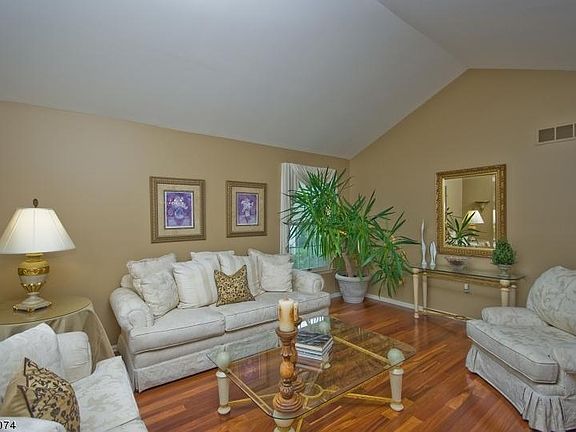 5th image of 36 Wexford Dr