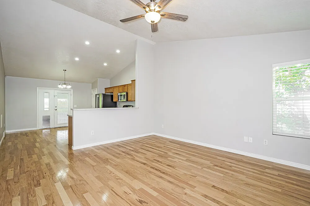3 bed, 2.0 bath, 2632 sqft, $2,095 — Photo 4