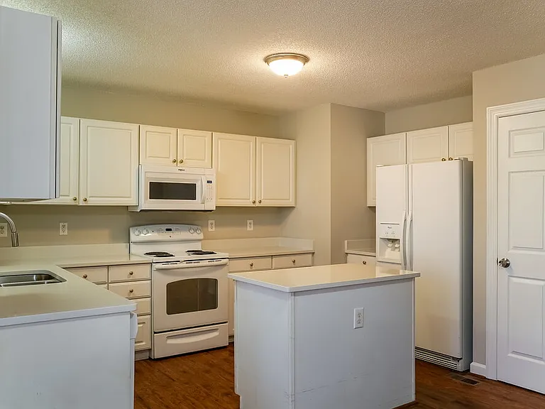 602 Coventry Dr — Photo 9