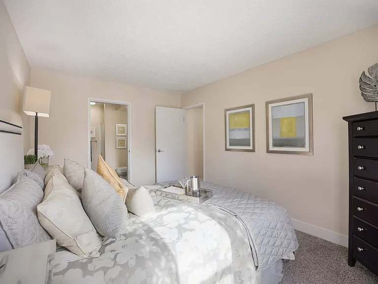 Woodland Hills Apartments — Photo 9