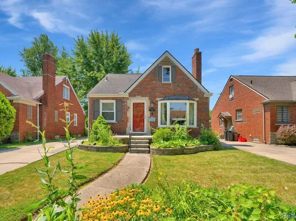20624 Lochmoor St, Harper Woods, MI 48225
