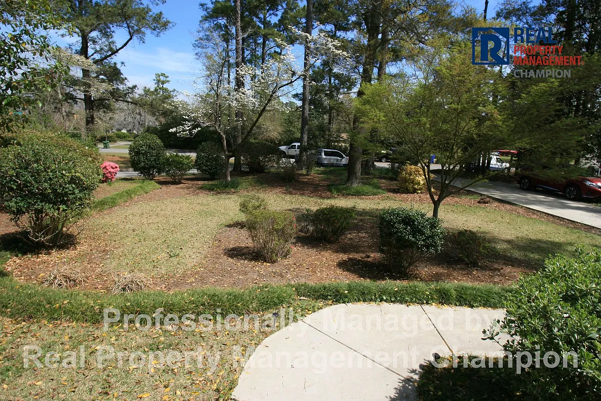 Building Photo - 2206 Acacia Dr