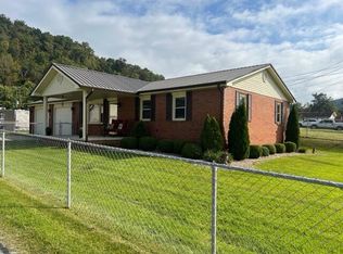 104 Castle Dr, Paintsville, KY 41240