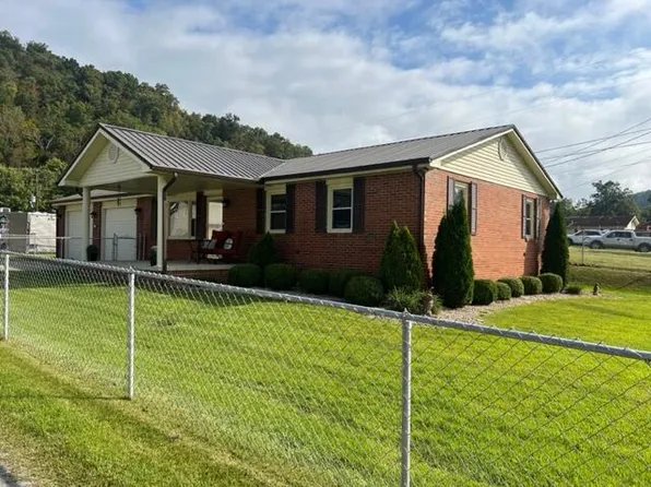104 Castle Dr, Paintsville, KY 41240
