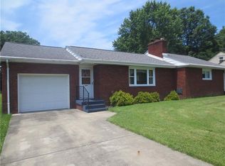 308 Fairmont Dr, Hermitage, PA