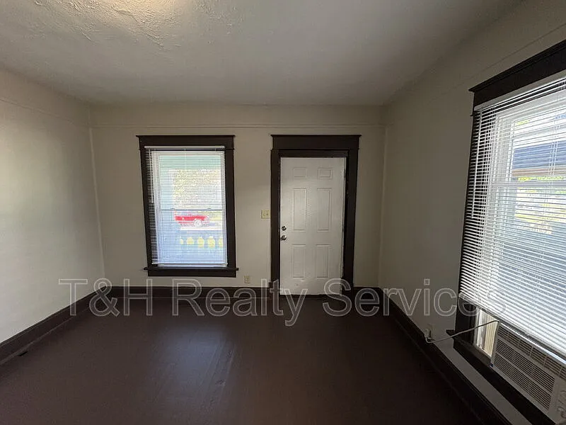 3 bed, 1.5 bath, 1249 sqft, $1,175 — Photo 2