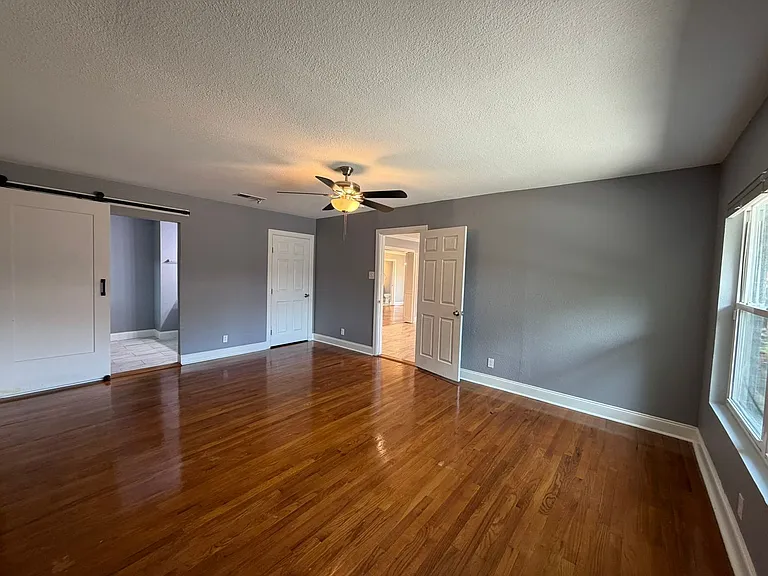 2555 W Kings Hwy — Photo 14