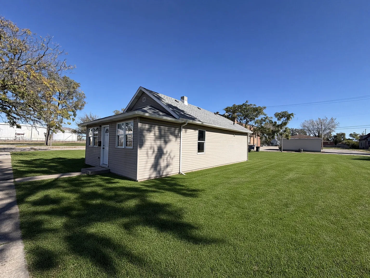 3 bed, 880 sqft, $1,400 — Photo 2