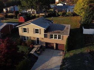 135 Dover Dr, Coraopolis, PA 15108