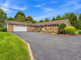 27 Bobolink Ln, Salt Point, NY 12578