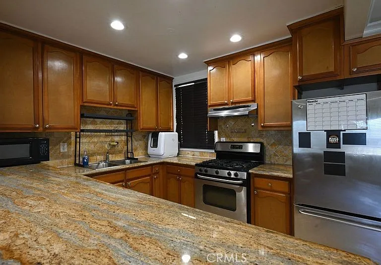 6437 Enfield Ave — Photo 12