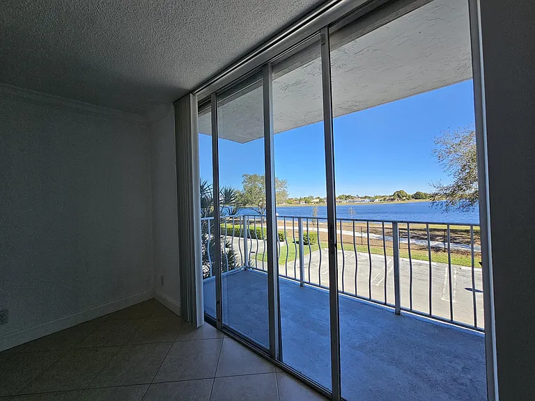 470 Executive Center Dr #2G — Photo 5