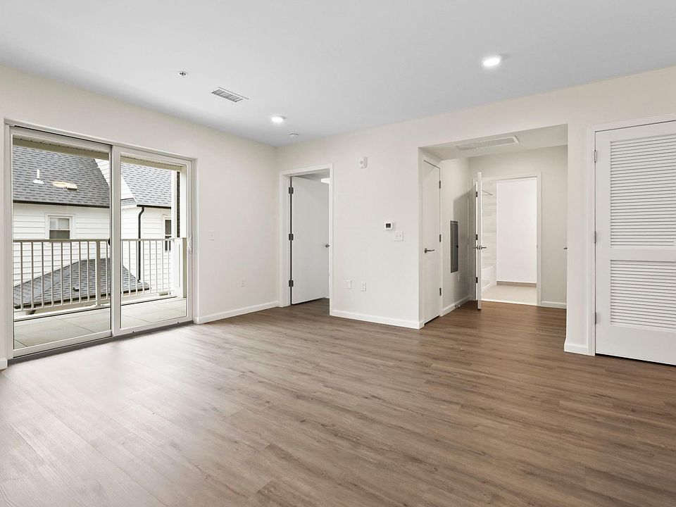 2nd image of 165 Pavilion Ave