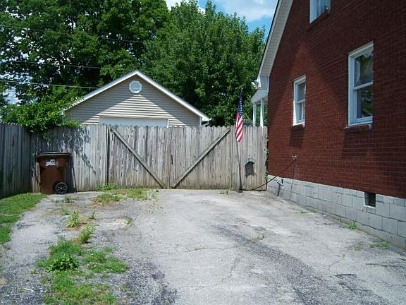 3rd image of 114 Garden Park Dr