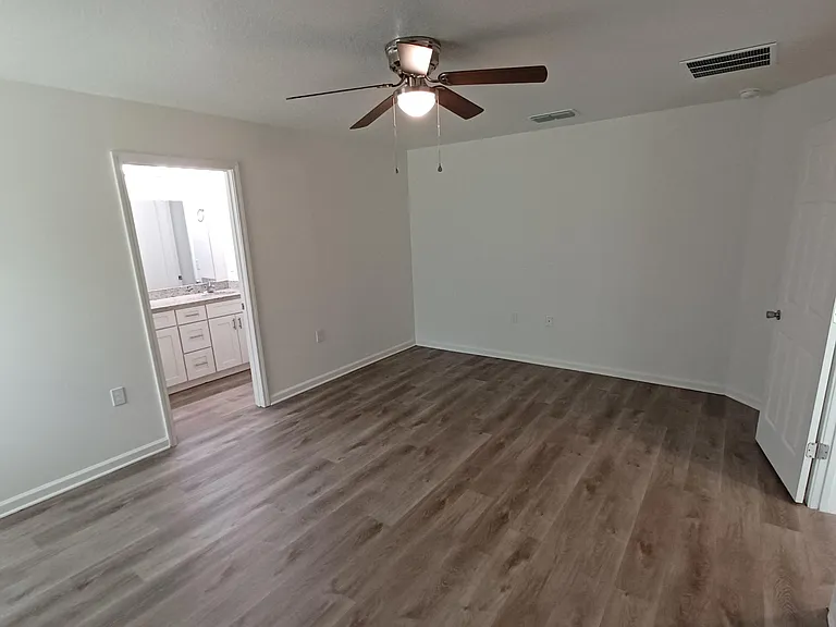 618 Hannah St — Photo 9