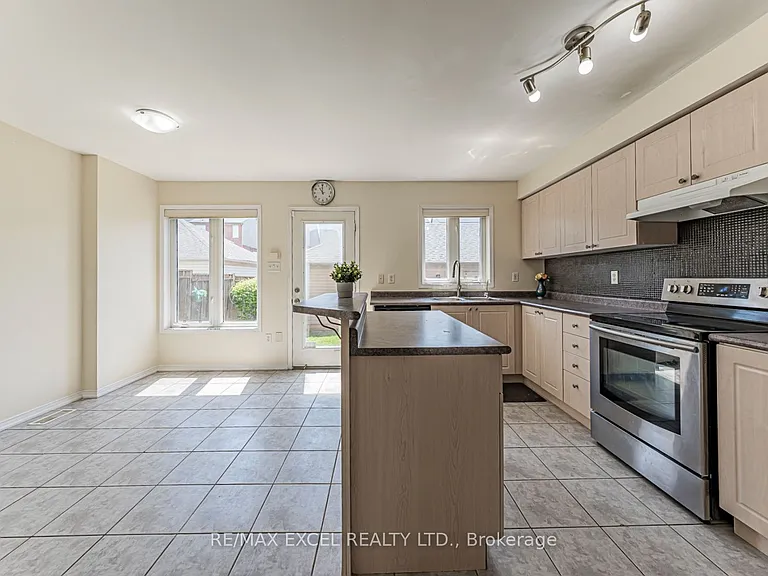 98 Georgian Dr — Photo 10
