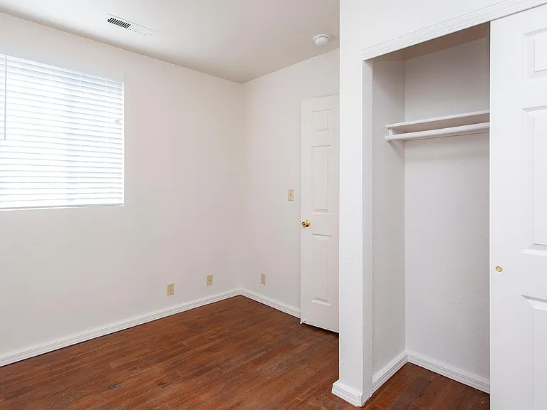 425 Stewart St — Photo 21