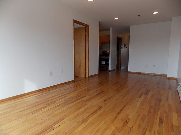 2nd image of 341 20th St APT 3