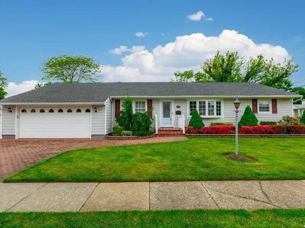 402 2nd Avenue, Lindenhurst, NY 11757