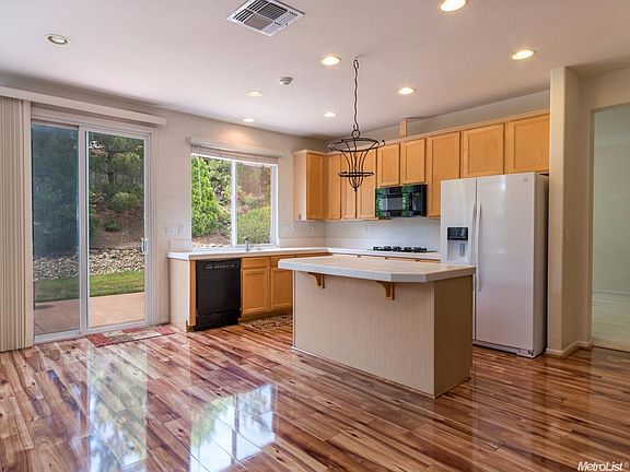 5th image of 940 Glennfinnan Way
