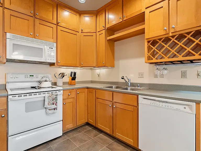 221 3rd St #B — Photo 4