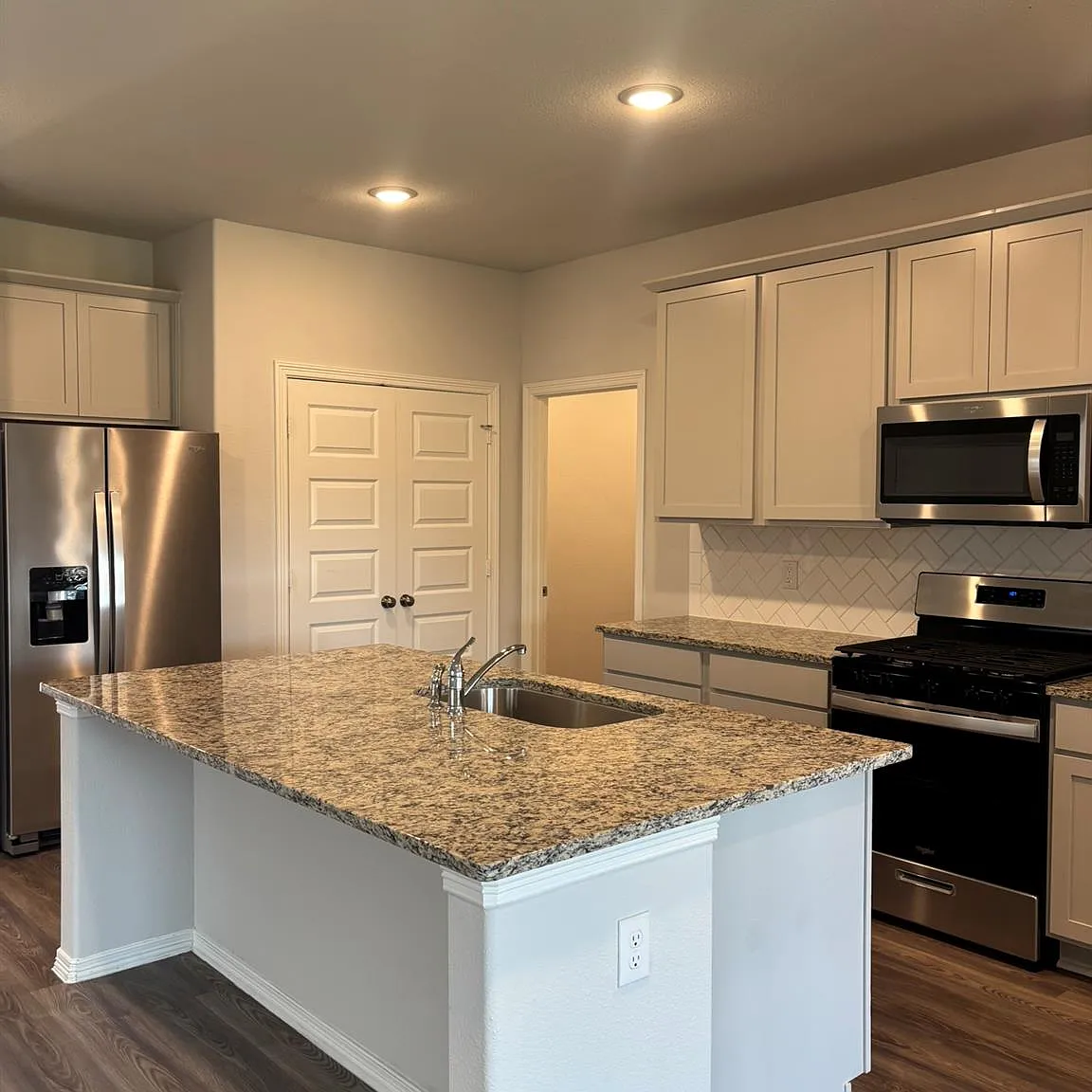 4 bed, 2.5 bath, 1956 sqft, $2,250 — Photo 3