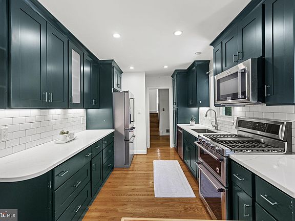 3rd image of 10105 E Bexhill Dr