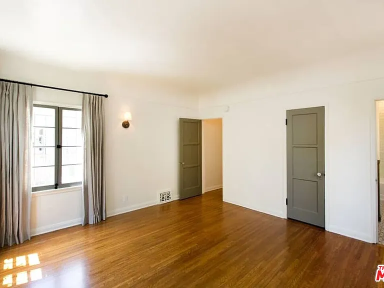 1136 S Hayworth Ave — Photo 14