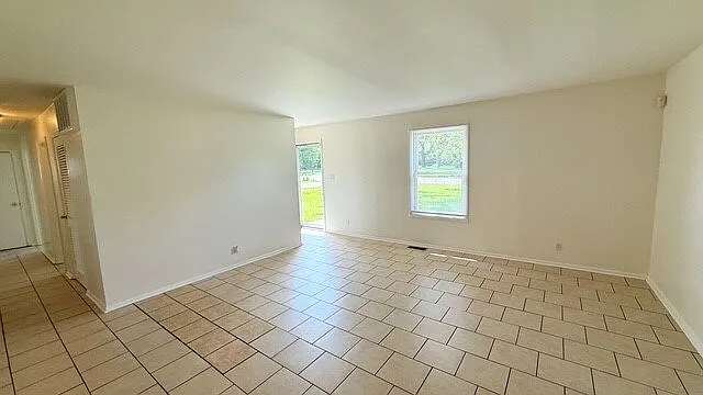 3 bed, 1.0 bath, 1236 sqft, $1,375 — Photo 4