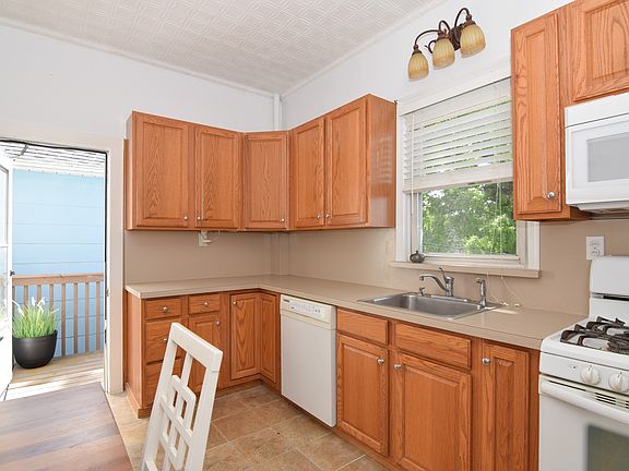 Eat-in Kitchen