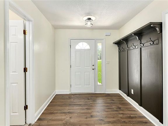 5th image of 916 Lewis Dr