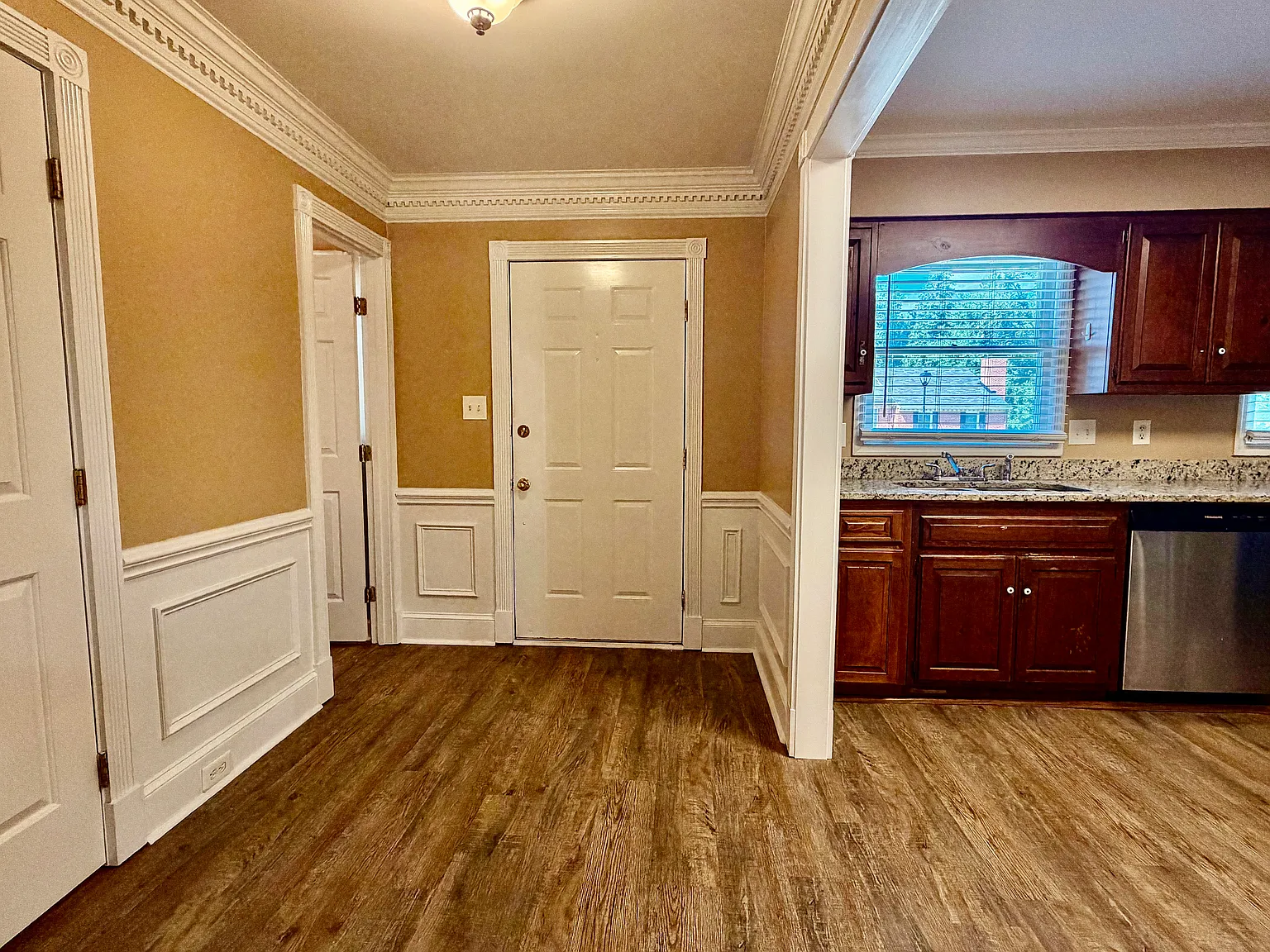 3 bed, 2.5 bath, 1968 sqft, $1,850 — Photo 1